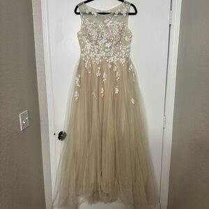 Elegant Cream Floral Lace Wedding Dress